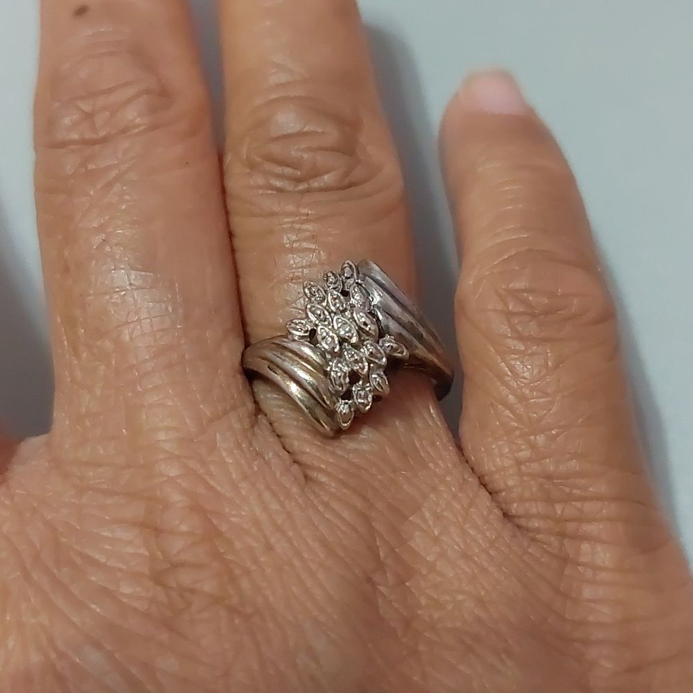 Gorgeous Sterling Silver Ring with one Tiny Diamond (Tested) Size 7.75